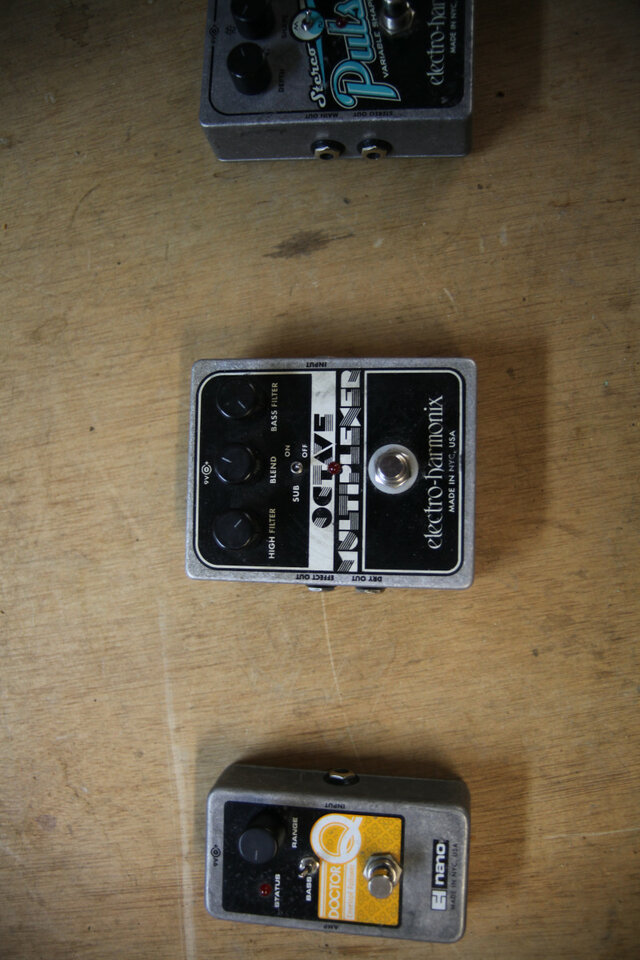 pedales de efectos behringuer y electroharmonix