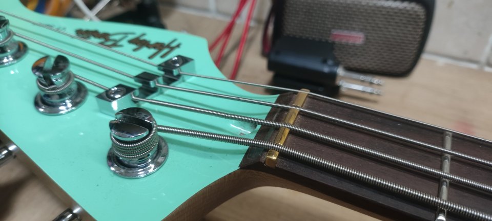 Bajo Harley Benton JB-62CC SFG ULTRA-MODIFICADO