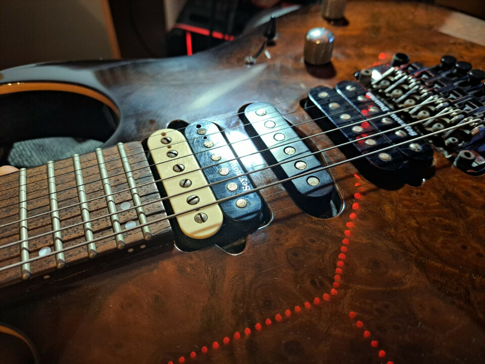 Ibanez Premium RG970 WBWZ-WLB por Marshall SV-20