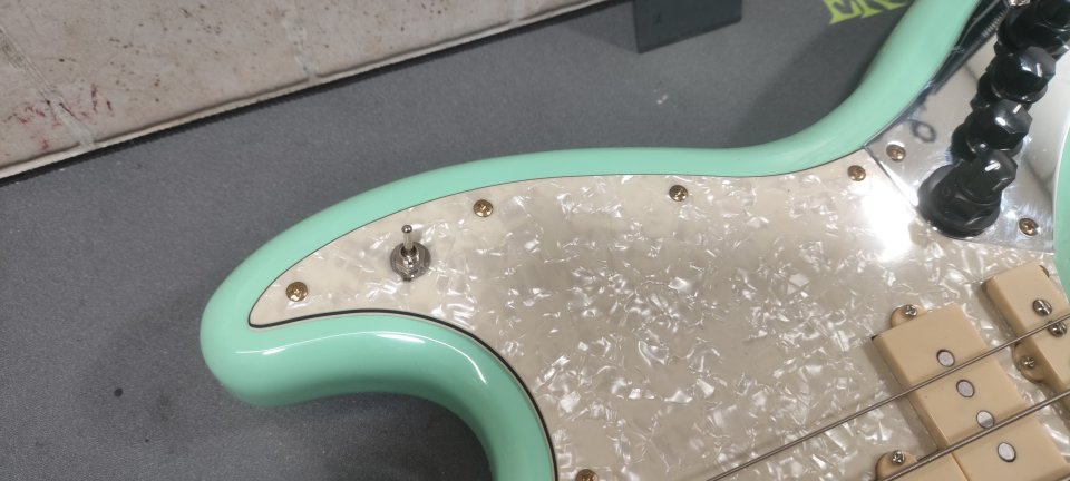 Bajo Harley Benton JB-62CC SFG ULTRA-MODIFICADO