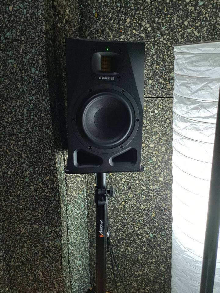 Pareja monitores Adam A7V como nuevos + soportes + regalo