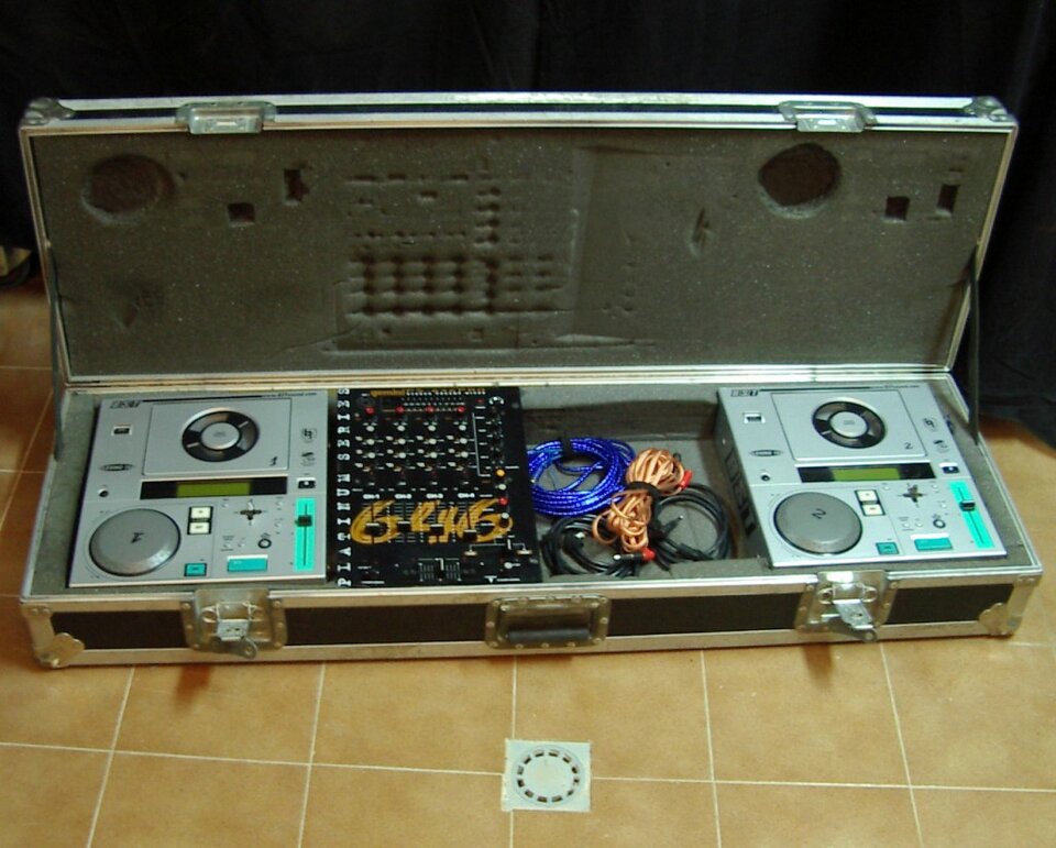 Equipo de DJ (Mesa GEMINI y lectores BST)