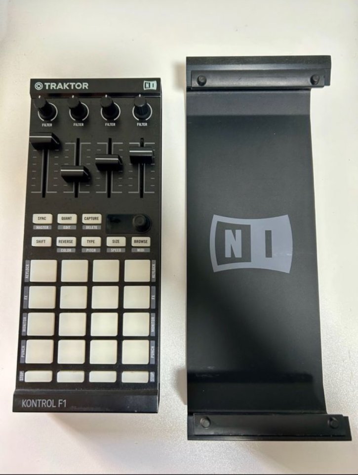Native Instruments Traktor Kontrol F1 de segunda mano · Foto 1 de 4 · Barcelona · 150 €