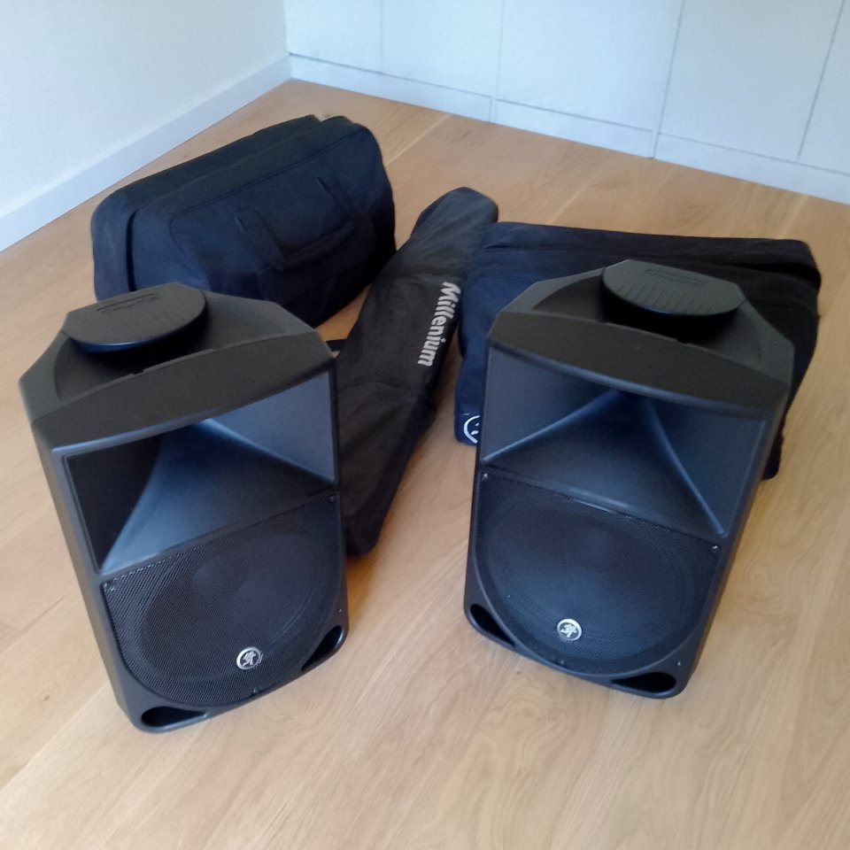 Pareja Mackie Thump12 + fundas + soportes de segunda mano · Foto 4 de 8 · Barcelona · 550 €