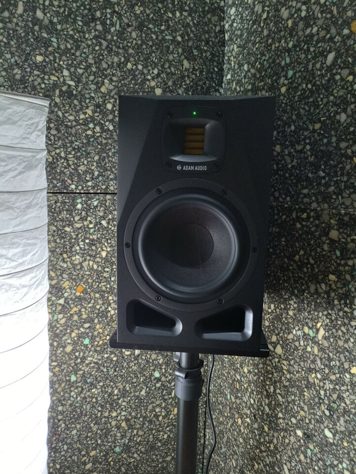 Pareja monitores Adam A7V como nuevos + soportes + regalo de segunda mano · Foto 2 de 5 · Sevilla · 900 €