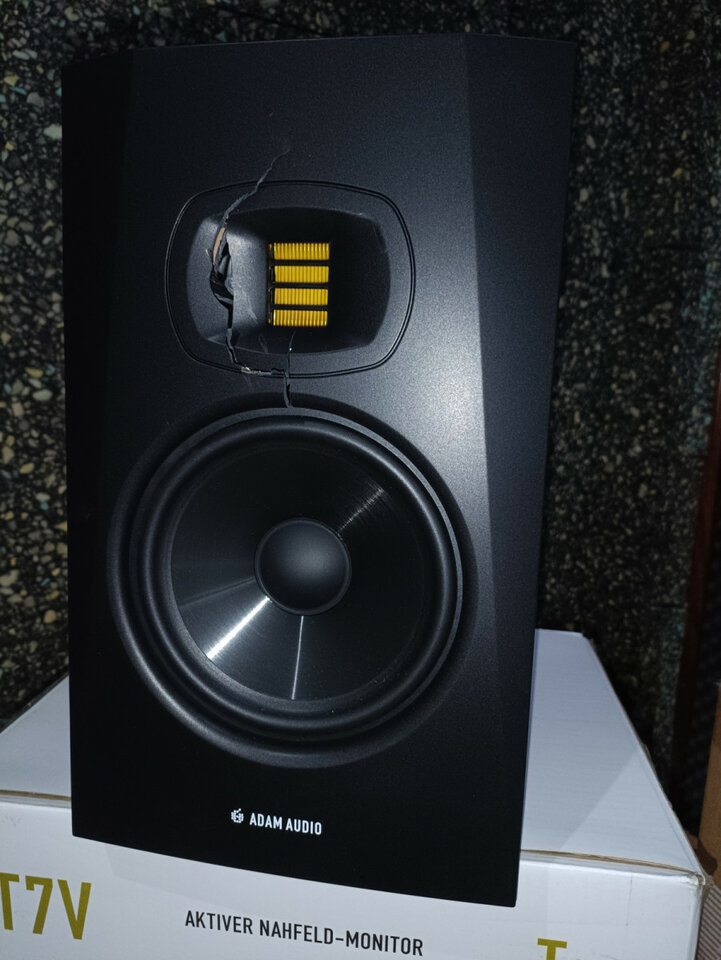 Pareja monitores Adam A7V como nuevos + soportes + regalo de segunda mano · Foto 4 de 5 · Sevilla · 900 €