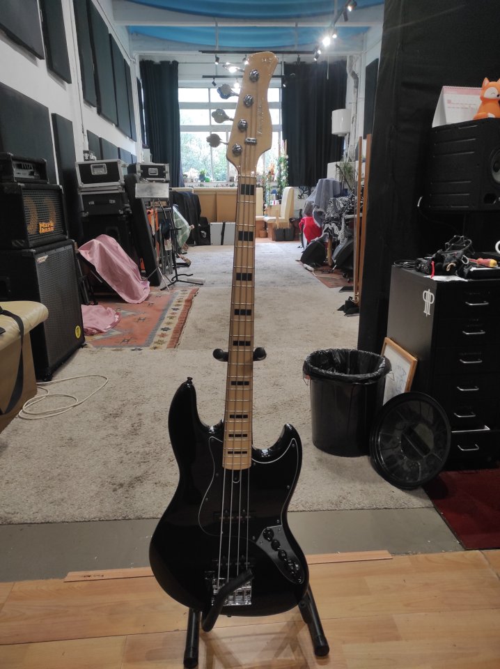 Bajo Marcus Miller V7 Alder 4 BK 2nd Gen