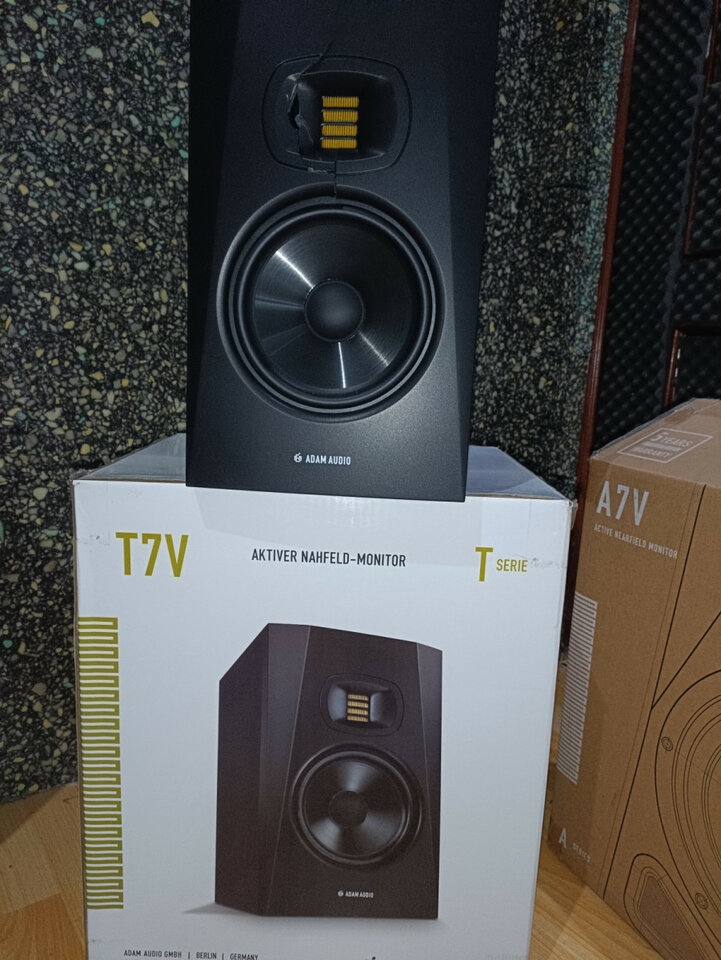 Pareja monitores Adam A7V como nuevos + soportes + regalo de segunda mano · Foto 5 de 5 · Sevilla · 900 €