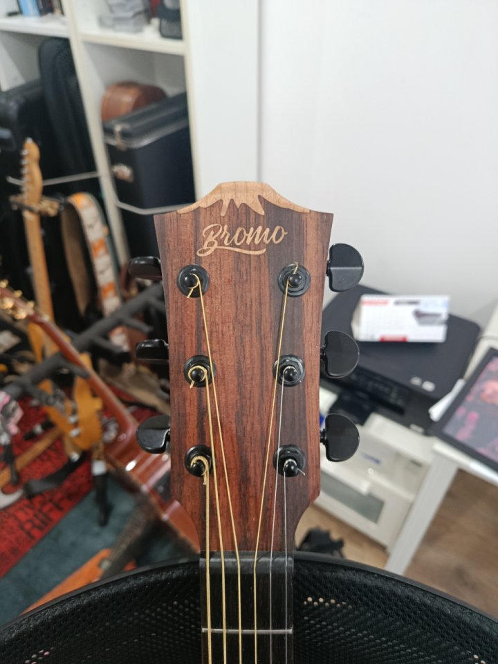 Guitarra Bromo BAT9MEBK NUEVA