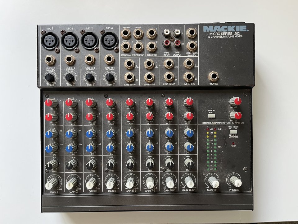 Mesa de mezclas Mackie 1202 (made in USA)