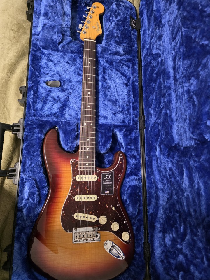 Fender American Professional II 70th Anniversary Stratocaster Comet Burst de segunda mano · Foto 1 de 4 · Valencia · 1750 €