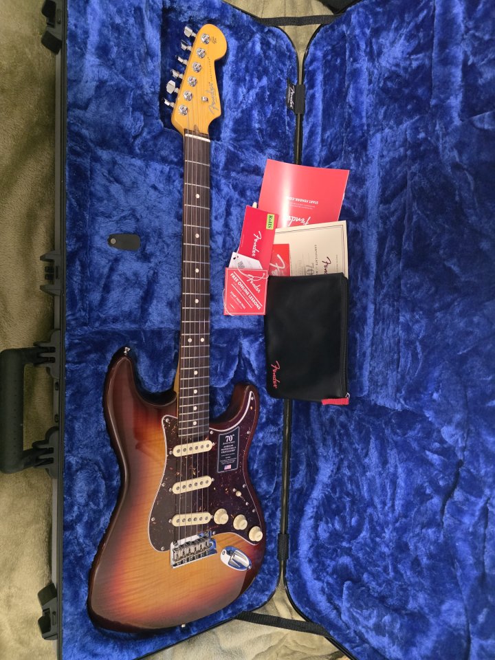 Fender American Professional II 70th Anniversary Stratocaster Comet Burst de segunda mano · Foto 3 de 4 · Valencia · 1750 €