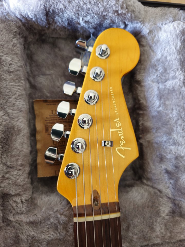 Fender AM Ultra Stratocaster RW UB de segunda mano · Foto 6 de 8 · Zaragoza · 1750 €