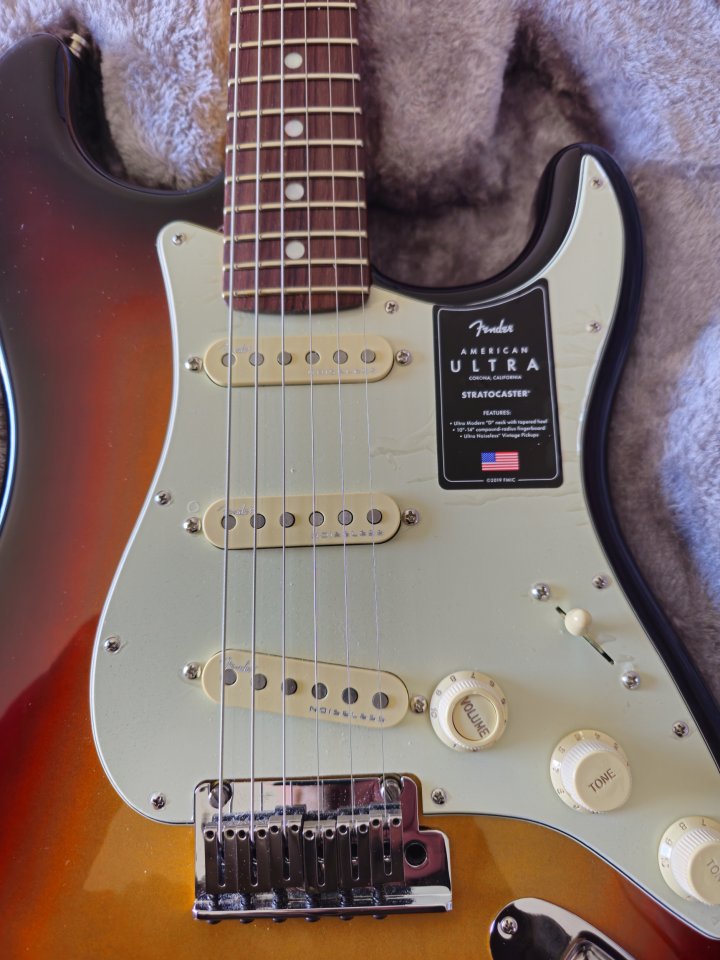 Fender AM Ultra Stratocaster RW UB de segunda mano · Foto 2 de 8 · Zaragoza · 1750 €