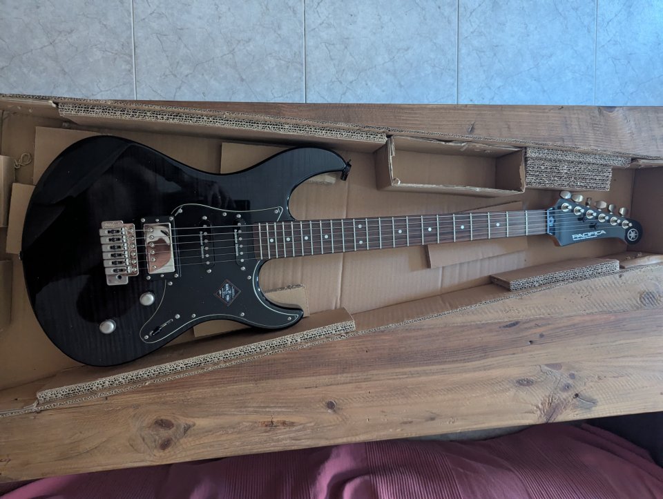 Yamaha Pacifica 612V II FM TBL de segunda mano · Foto 1 de 4 · Madrid · 700 €