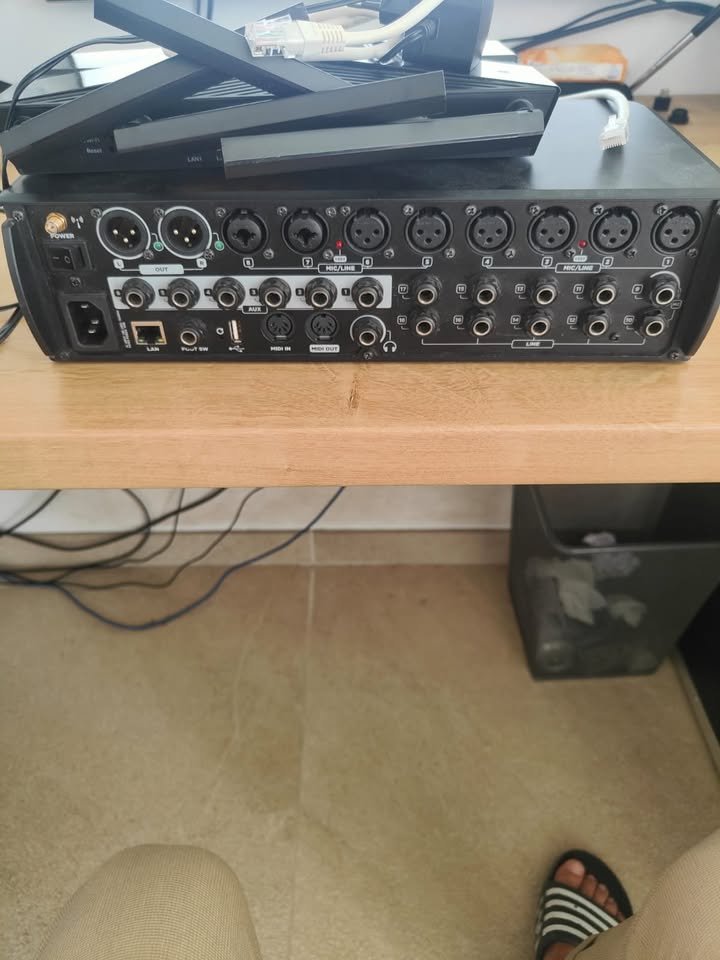 RCF M18 Mezclador digital + Router Tplink