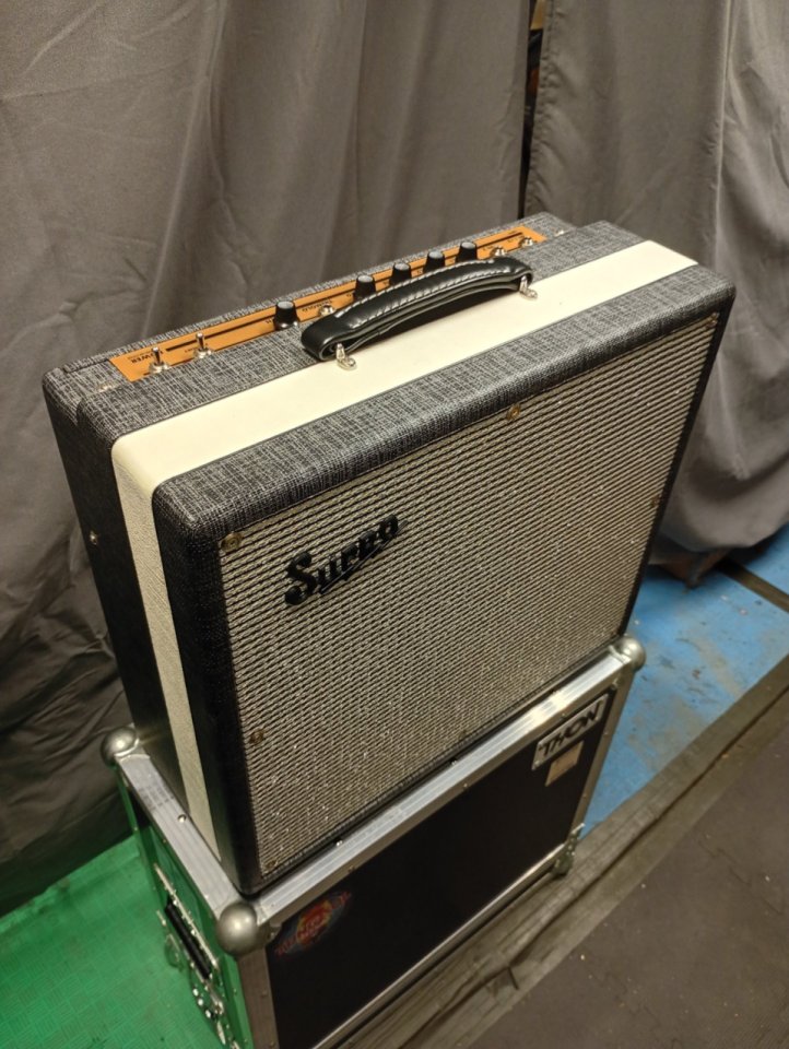 Supro 1695T Black Magic Combo + Flightcase Thon de segunda mano · Foto 1 de 8 · Gipuzkoa · 800 €