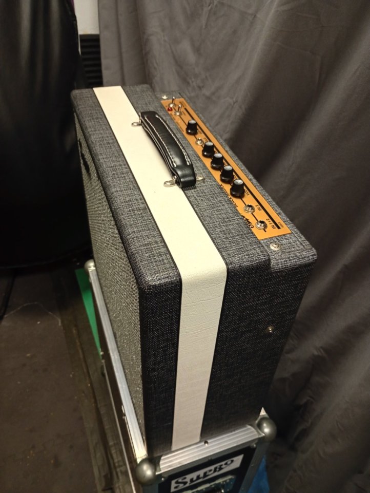 Supro 1695T Black Magic Combo + Flightcase Thon de segunda mano · Foto 3 de 8 · Gipuzkoa · 800 €