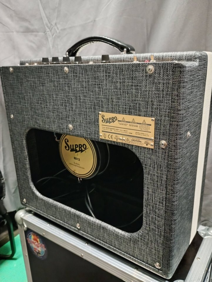 Supro 1695T Black Magic Combo + Flightcase Thon de segunda mano · Foto 7 de 8 · Gipuzkoa · 800 €