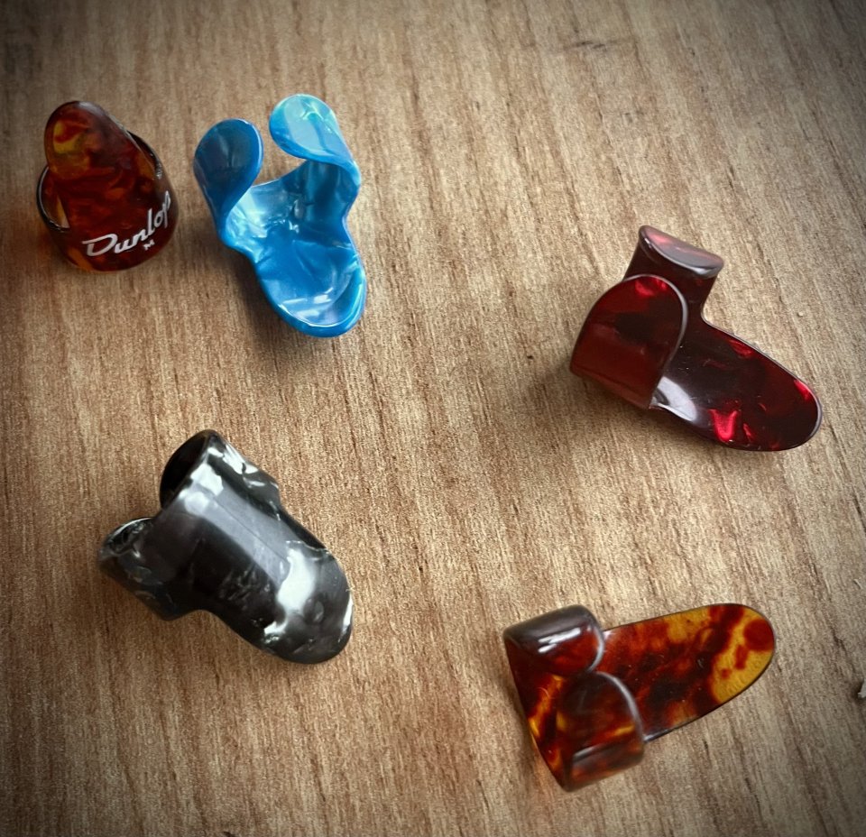 Varias Púas plectros pulgas, dedos y otras