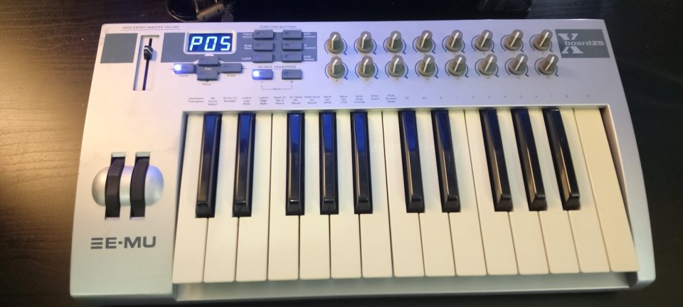 Teclado controlador MIDI EMU X-Board 25
