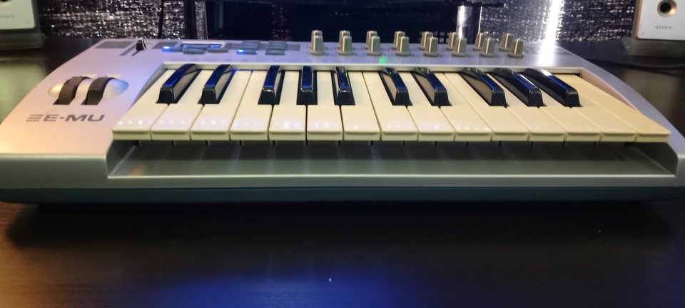 Teclado controlador MIDI EMU X-Board 25