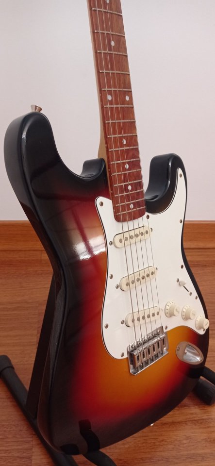 Guitarra eléctrica Starfire EKS Stratocaster de segunda mano · Foto 1 de 9 · Cuenca · 150 €