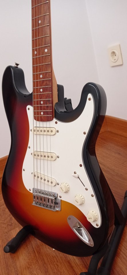 Guitarra eléctrica Starfire EKS Stratocaster de segunda mano · Foto 3 de 9 · Cuenca · 150 €