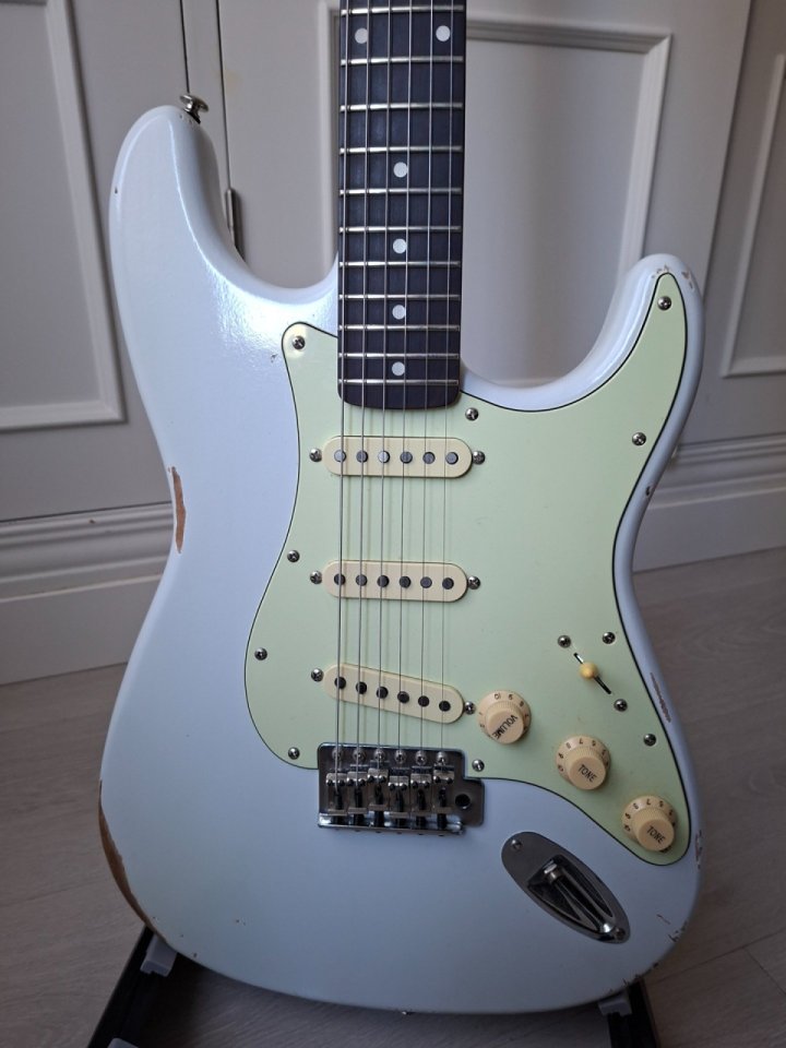 Stratocaster relic nitrocelulosa.