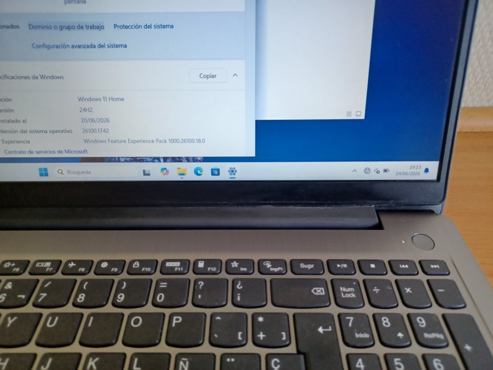 Ordenador portátil Lenovo IdeaPad 3 15itl6 i5 8GB 256GB de segunda mano · Foto 10 de 10 · Madrid · 250 €