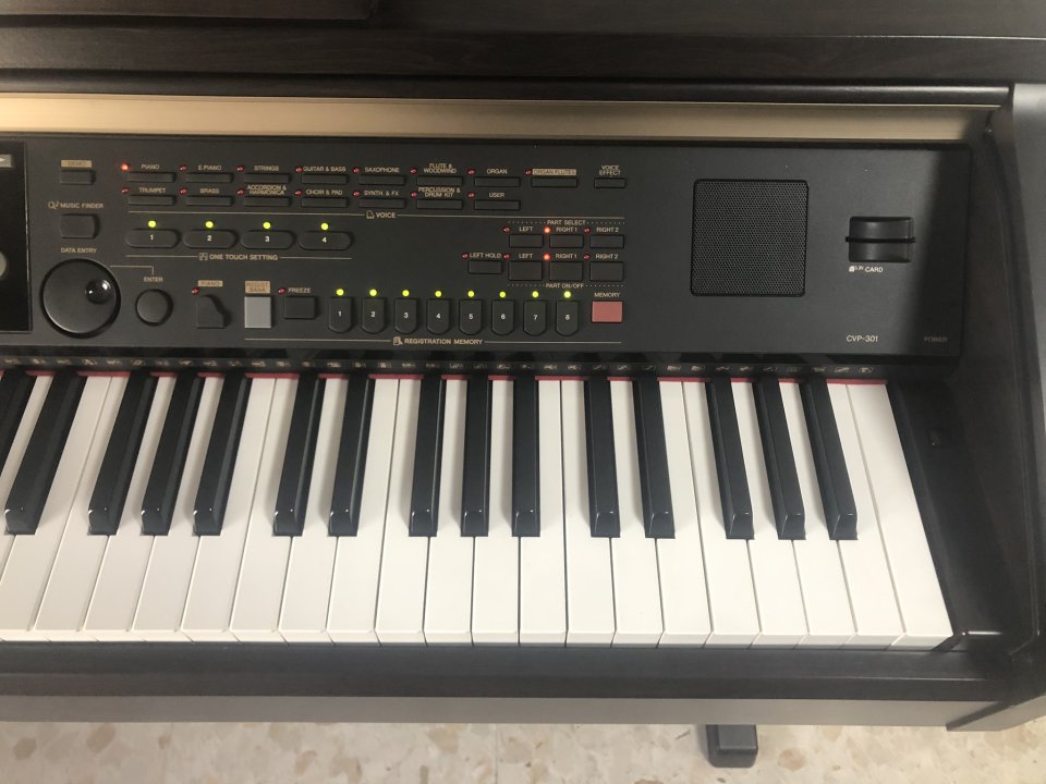 Piano Digital Yamaha Clavinova CVP-301 de segunda mano · Foto 2 de 10 · Córdoba · 990 €