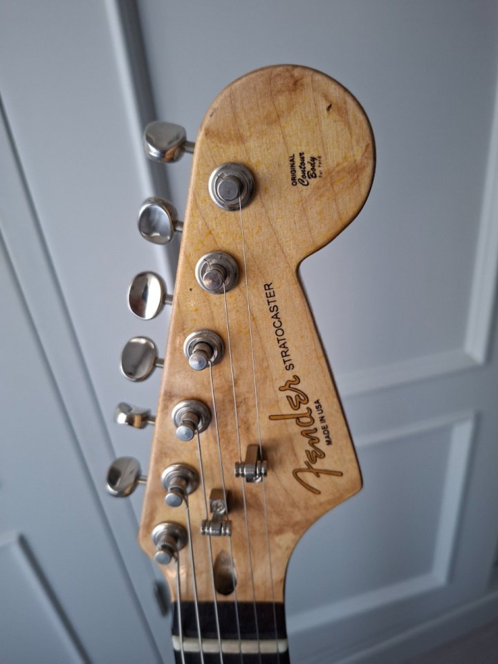 Stratocaster relic nitrocelulosa.
