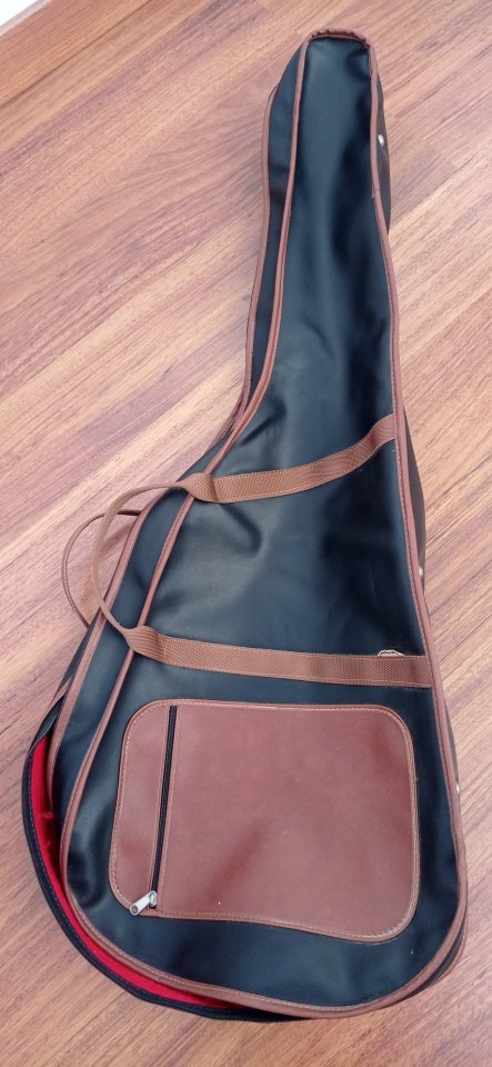 Funda vintage para guitarra acústica de segunda mano · Foto 3 de 8 · Cuenca · 35 €