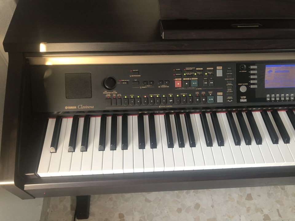 Piano Digital Yamaha Clavinova CVP-301 de segunda mano · Foto 4 de 10 · Córdoba · 990 €