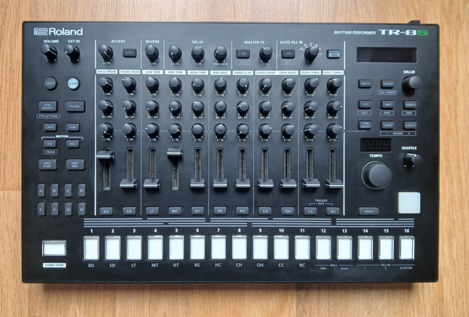 Roland TR-8S de segunda mano · Asturias · 449 €