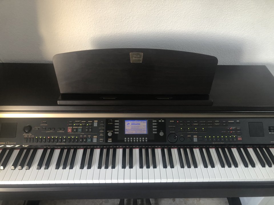 Piano Digital Yamaha Clavinova CVP-301 de segunda mano · Foto 5 de 10 · Córdoba · 990 €