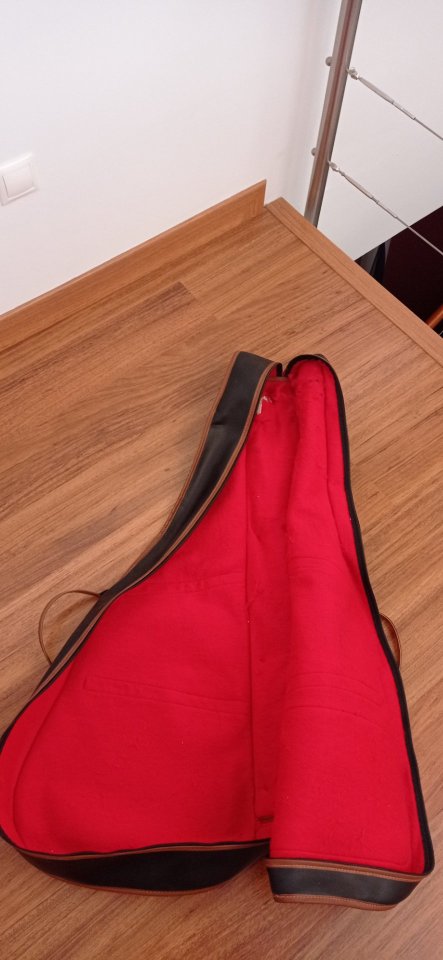Funda vintage para guitarra acústica de segunda mano · Foto 6 de 8 · Cuenca · 35 €