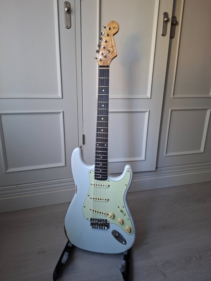 Stratocaster relic nitrocelulosa.