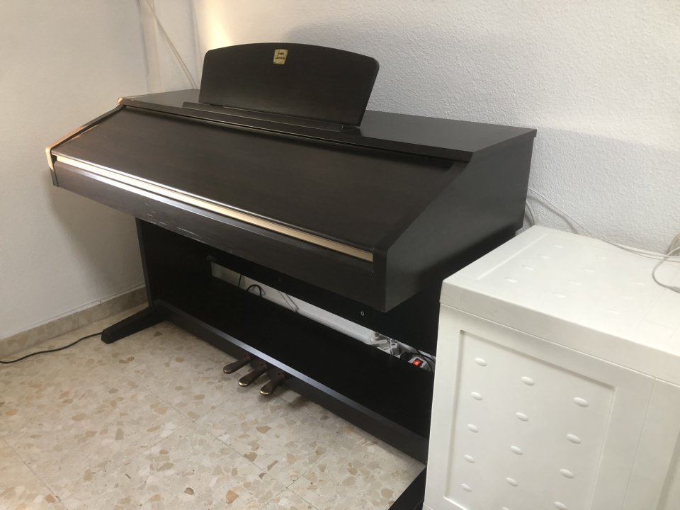 Piano Digital Yamaha Clavinova CVP-301 de segunda mano · Foto 8 de 10 · Córdoba · 990 €