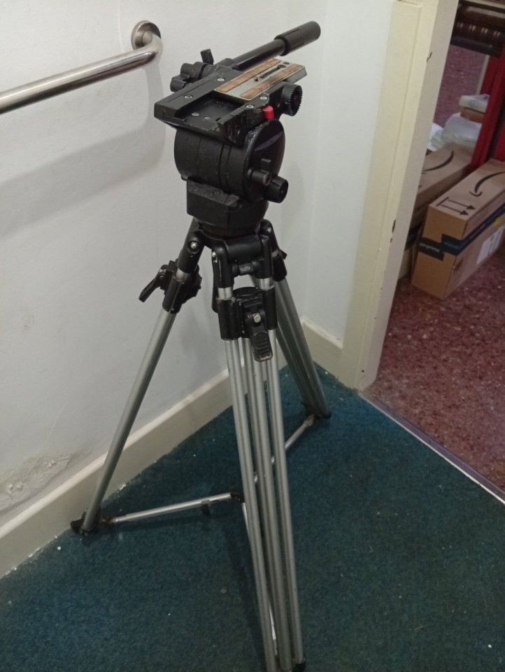 Cámara Panasonic Ag Hmc 81 y trípode manfrotto profesional