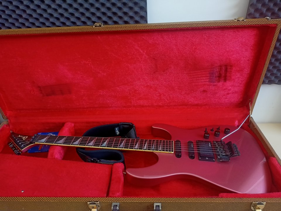 Charvel Model 6 MIJ (1988) – Burgundy Mist – Neck Through – Original – Estuche y documentación de segunda mano · Foto 1 de 10 · Albacete · 2300 €