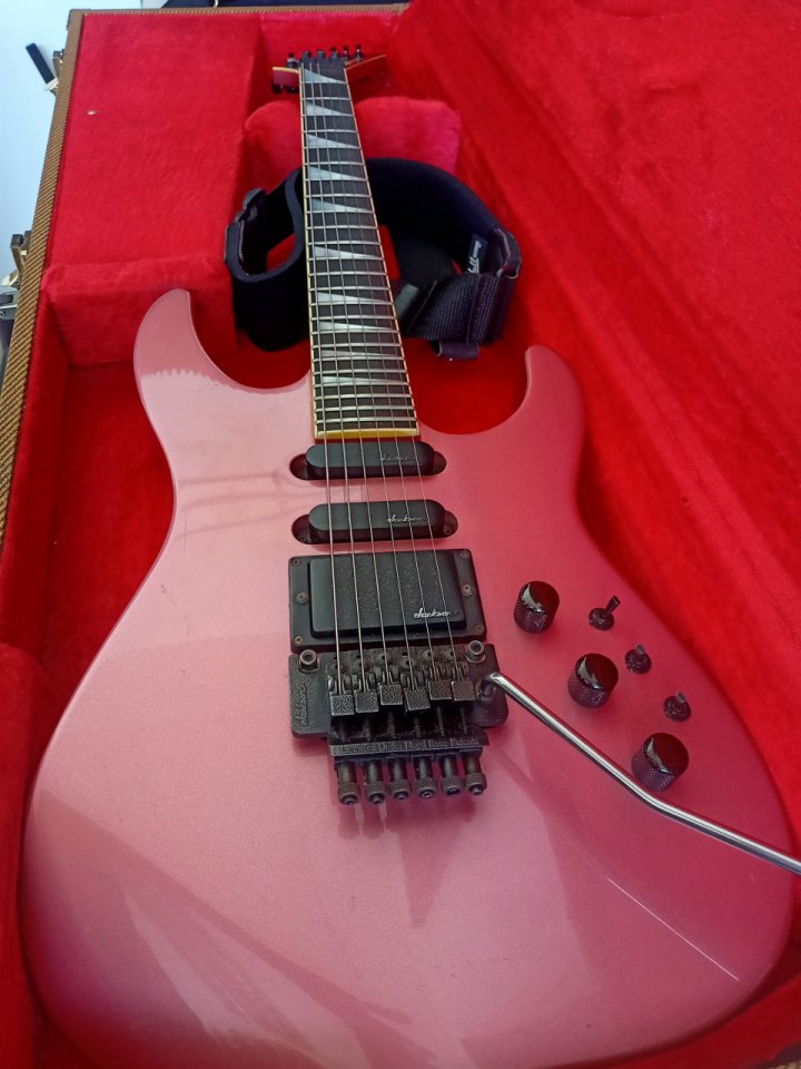 Charvel Model 6 MIJ (1988) – Burgundy Mist – Neck Through – Original – Estuche y documentación de segunda mano · Foto 2 de 10 · Albacete · 2300 €