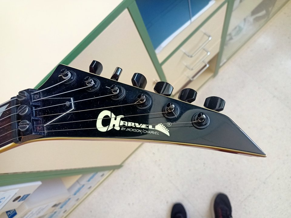 Charvel Model 6 MIJ (1988) – Burgundy Mist – Neck Through – Original – Estuche y documentación de segunda mano · Foto 4 de 10 · Albacete · 2300 €