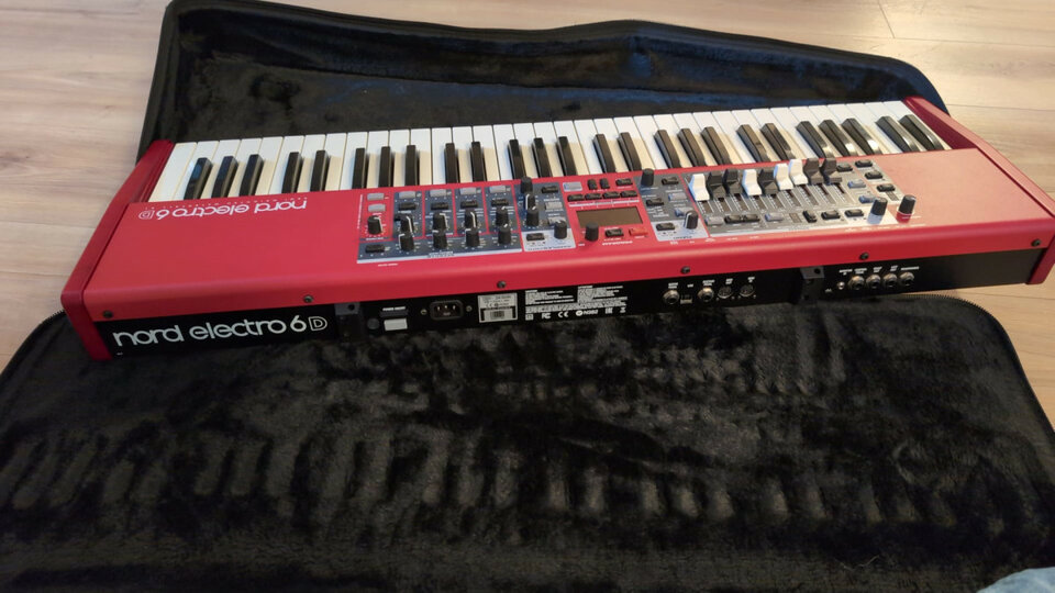 Nord Electro 6D 61 de segunda mano · Foto 3 de 3 · Barcelona · 1600 €