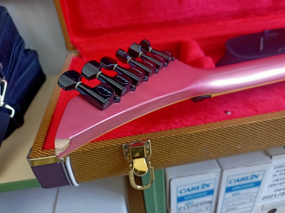 Charvel Model 6 MIJ (1988) – Burgundy Mist – Neck Through – Original – Estuche y documentación de segunda mano · Foto 5 de 10 · Albacete · 2300 €
