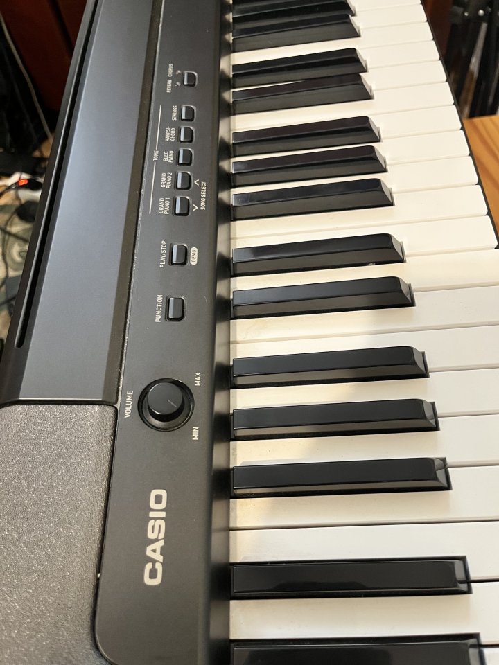 Se Vende Varios - 1) Nord Electro 6D-73 - 2) Casio CDP-100 Piano 88 - 3) Estuche Gator para teclados 76 de segunda mano · Foto 3 de 6 · Madrid · 1480 €