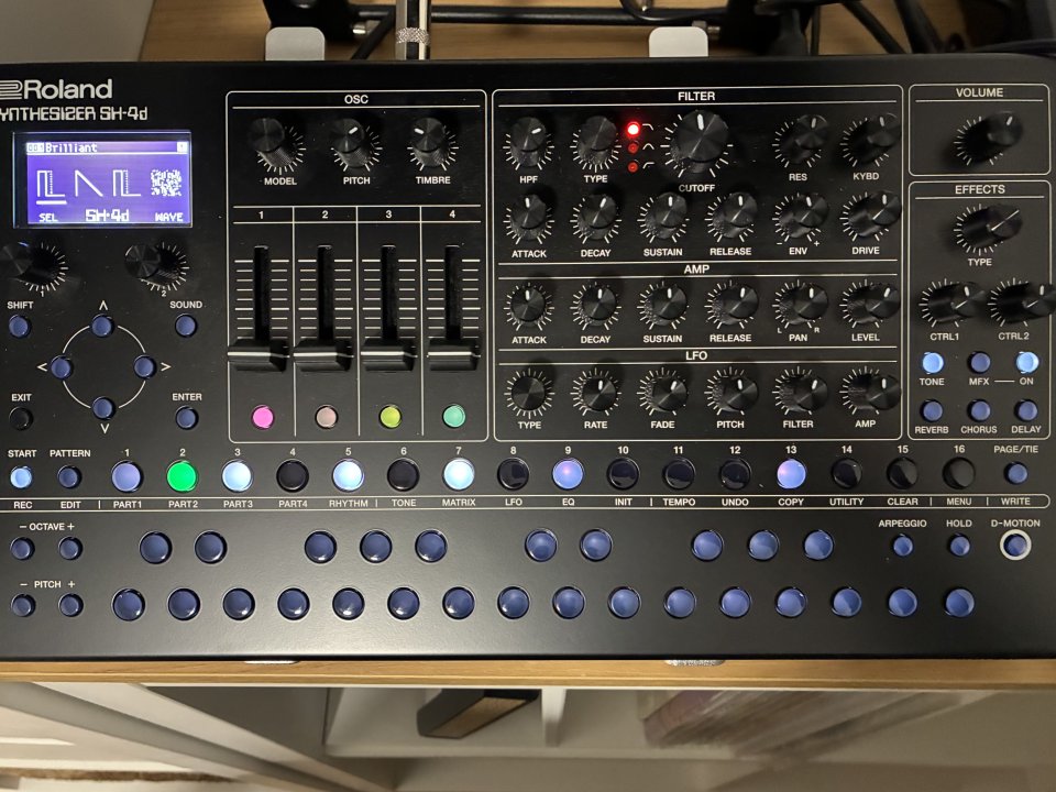 Roland SH-4D + Decksaver