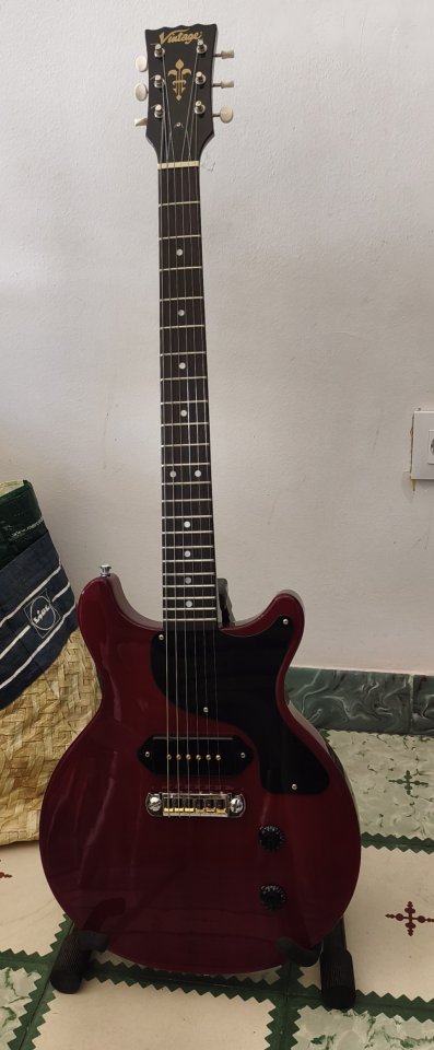 RESERVADA - Vintage V130 Cherry (LesPaul Junior 1958 DC) con P90 BARENUCKLE de segunda mano · Foto 1 de 10 · Sevilla · 400 €
