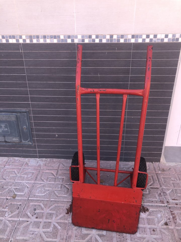 Carretilla de transporte roja de segunda mano · Foto 1 de 8 · Córdoba · 80 €