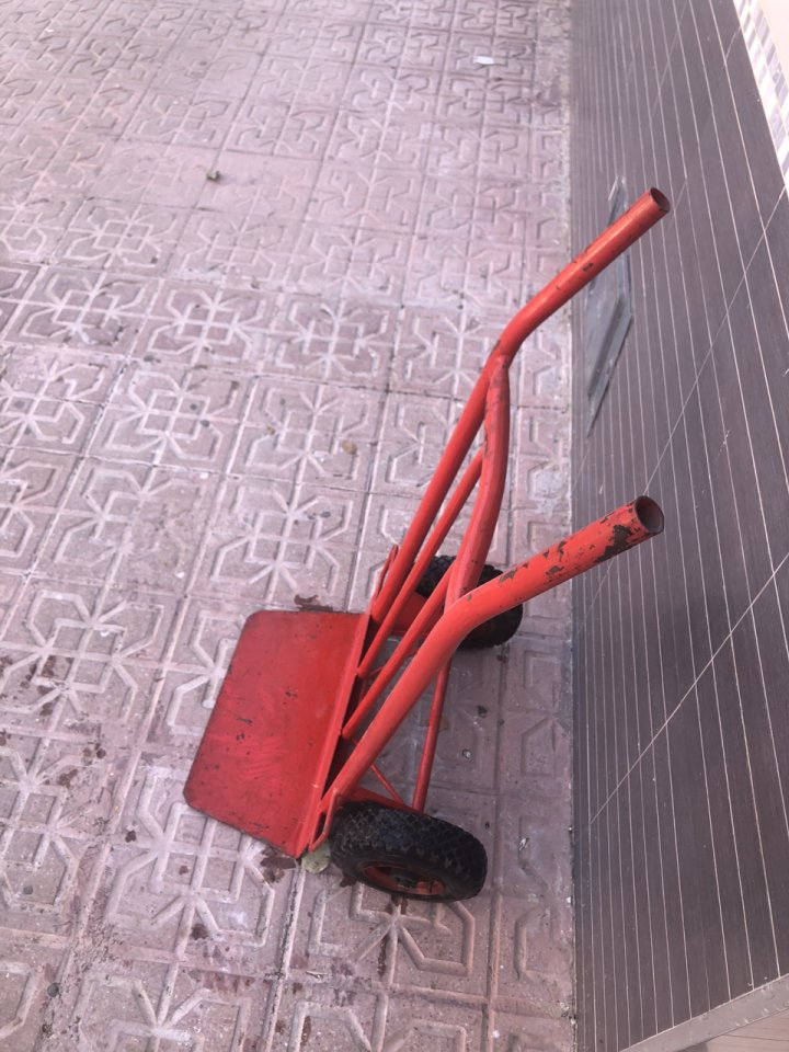 Carretilla de transporte roja de segunda mano · Foto 3 de 8 · Córdoba · 80 €